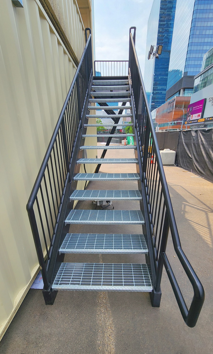 40’HC VIP Area with Patio for the Oilers - Container Systems Australia